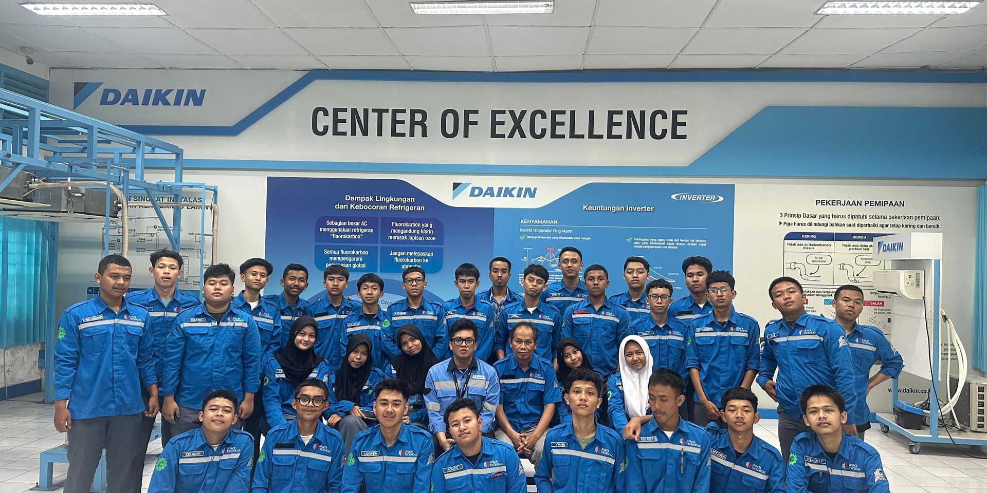 Teknisi bersertifikat Daikin untuk perawatan berkala AC